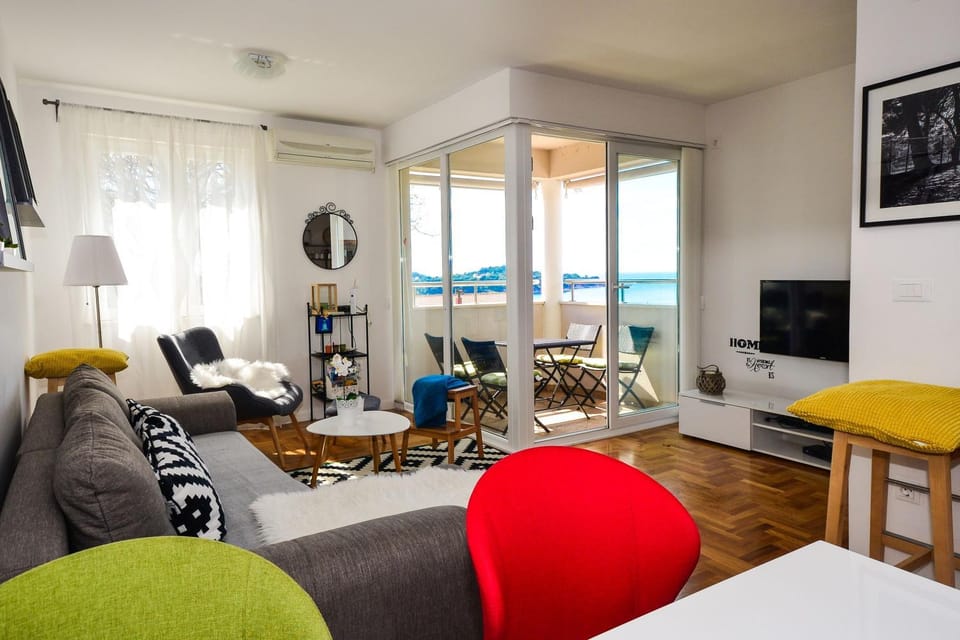 Communal lounge/ TV room, Natural landscape, TV and multimedia, Living room, Photo of the whole room, Seating area, Evening entertainment, Sea view, air conditioner