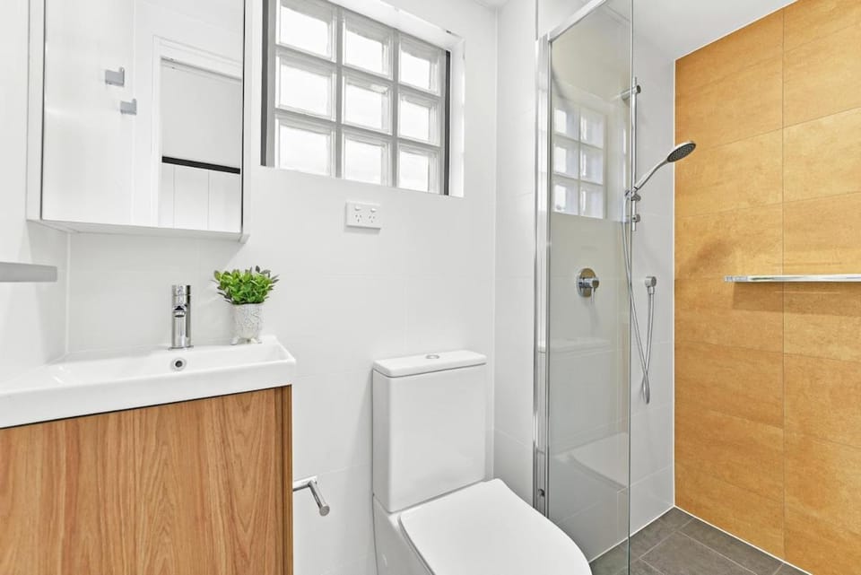 Modern Fully Furnished Studio Apartment in Kensington