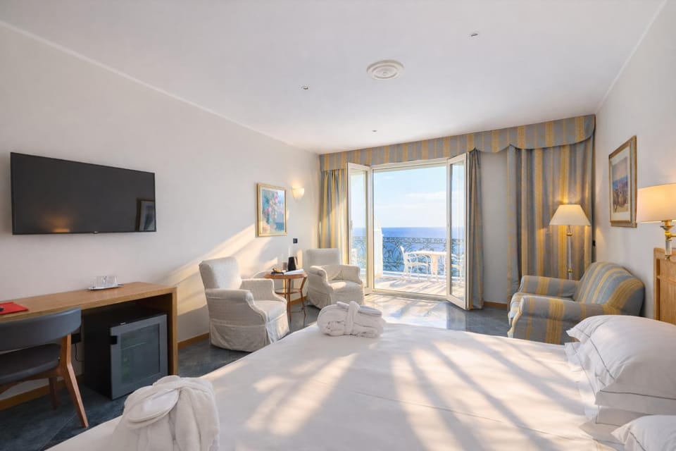 Bed, TV and multimedia, Living room, Photo of the whole room, Bedroom, Sea view