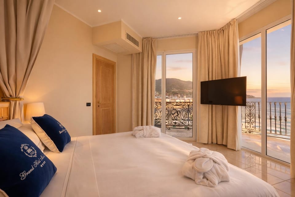 Bed, TV and multimedia, View (from property/room), Balcony/Terrace, Photo of the whole room, Bedroom, Sea view, towels