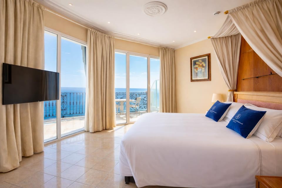 Communal lounge/ TV room, Bed, Natural landscape, TV and multimedia, Photo of the whole room, Evening entertainment, Bedroom