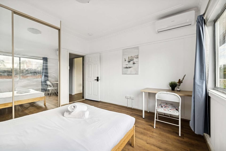 Peaceful Double Room Near Parks & Transit with Shared Bathroom and Kitchen Bed and Breakfast in Sydney