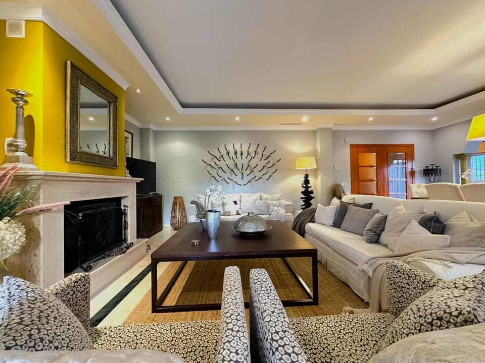 TV and multimedia, Living room, Seating area, Evening entertainment, fireplace