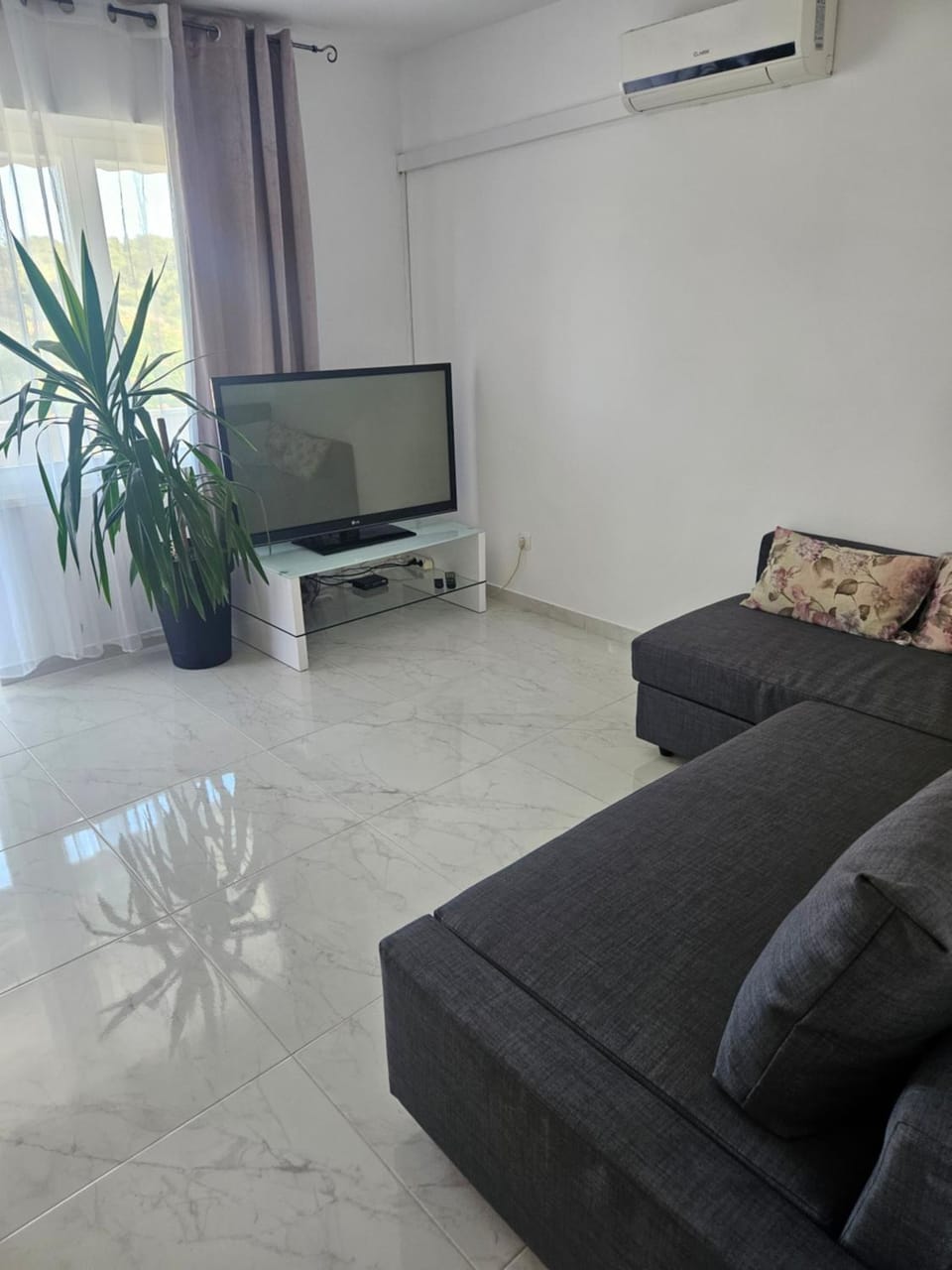 TV and multimedia, Living room, Seating area, air conditioner