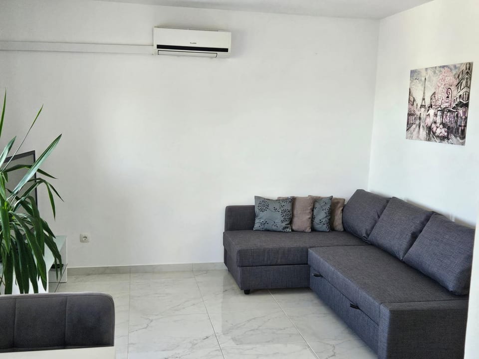 Living room, Seating area, air conditioner