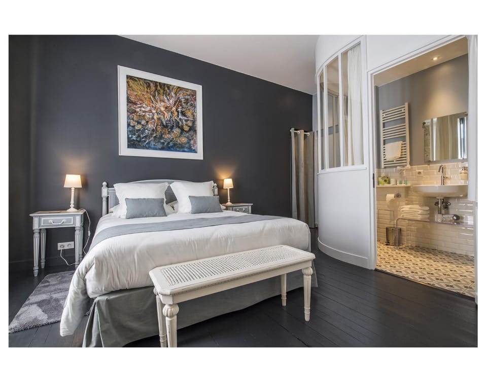 Photo of the whole room, Bedroom