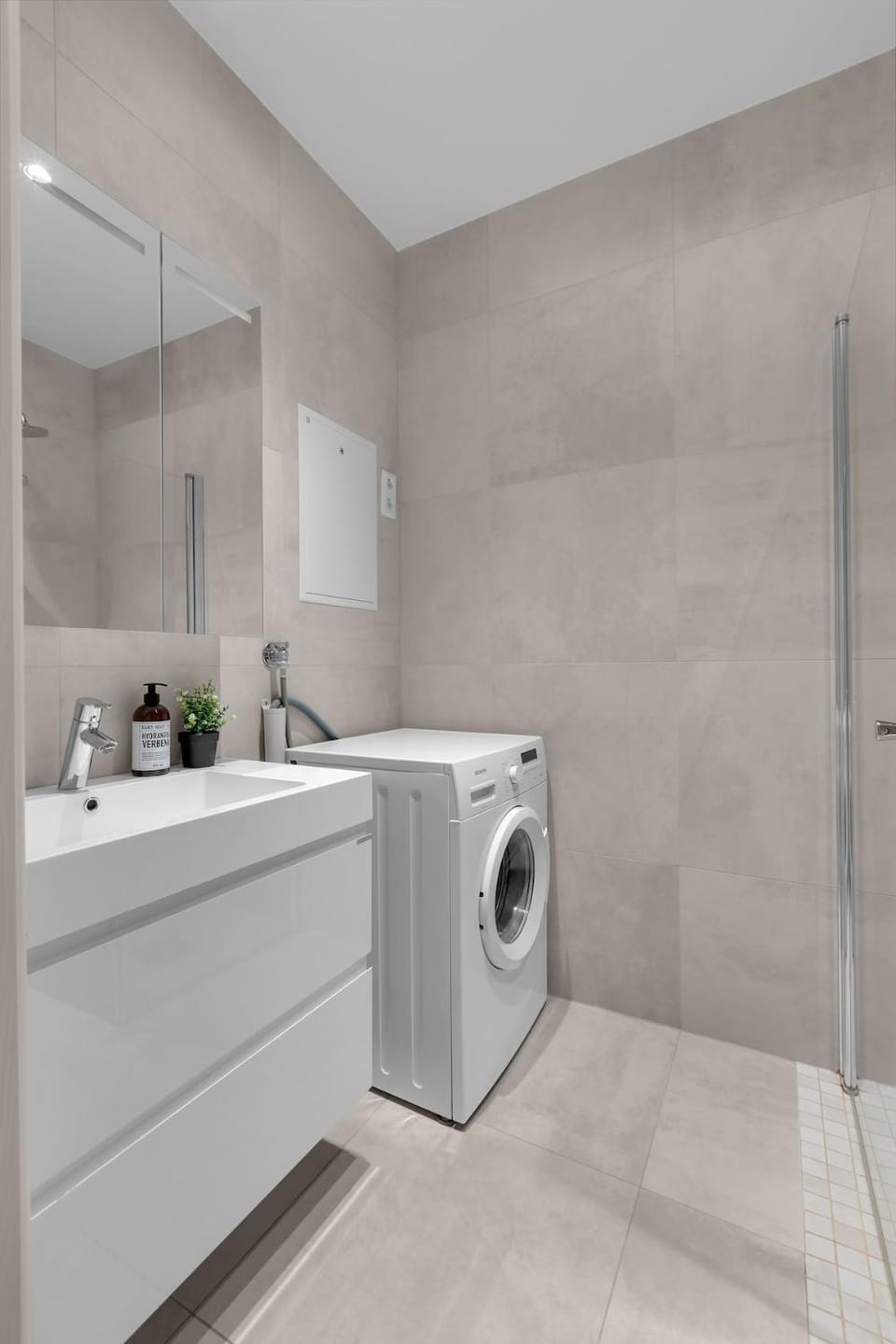 Shower, Bathroom, towels, washing machine