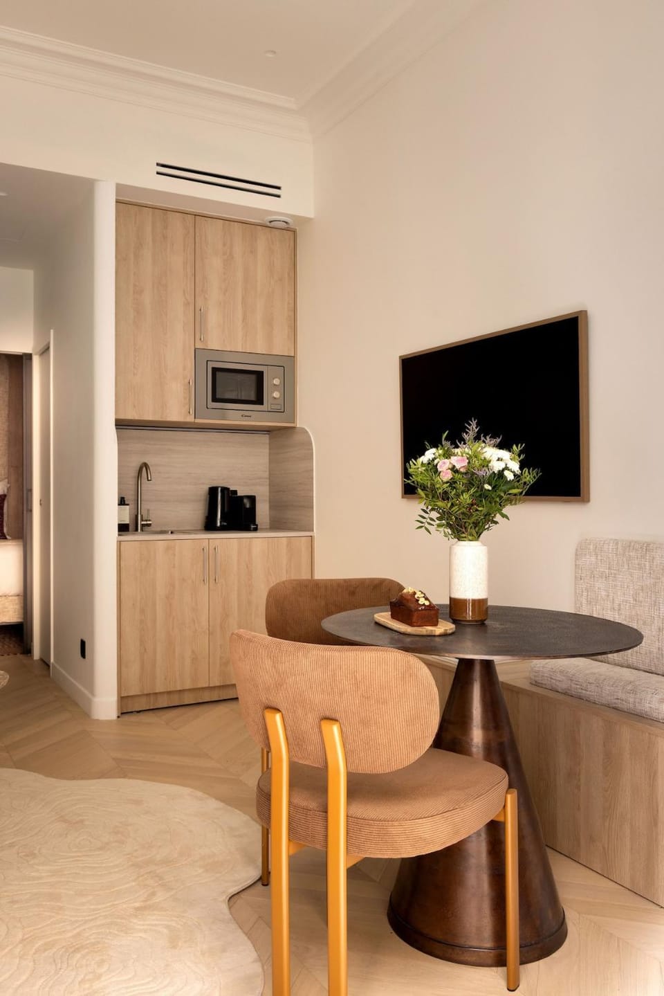 Kitchen or kitchenette, Seating area, Dining area