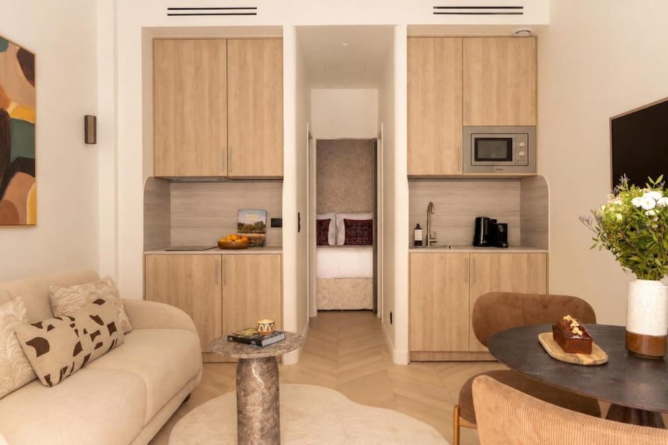 Kitchen or kitchenette, Living room, Seating area, Dining area, stove, air conditioner
