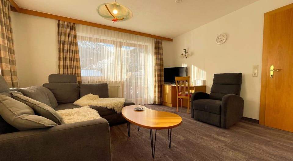 Living room, Photo of the whole room, Seating area, Dining area, Mountain view, Inner courtyard view, furniture, safe