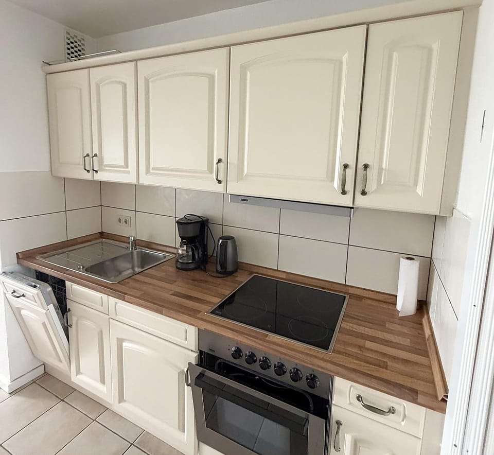 Coffee/tea facilities, Kitchen or kitchenette, dishwasher, stove