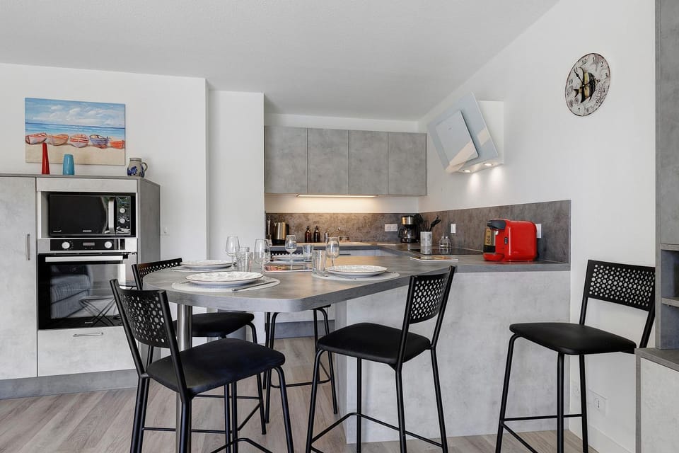 Property building, Kitchen or kitchenette, Living room