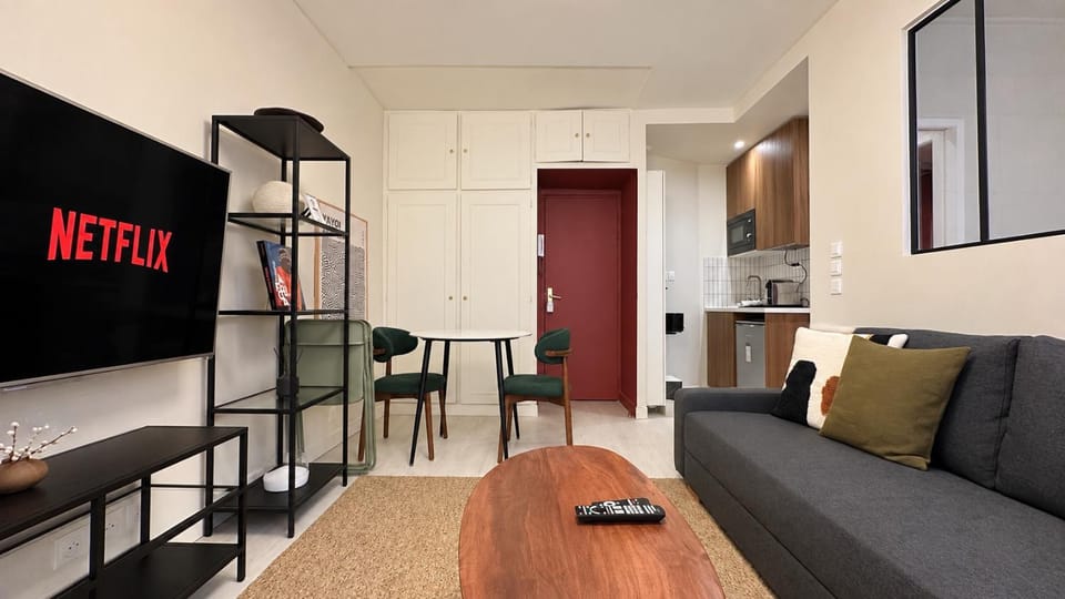 Communal lounge/ TV room, TV and multimedia, Living room, Seating area, Dining area