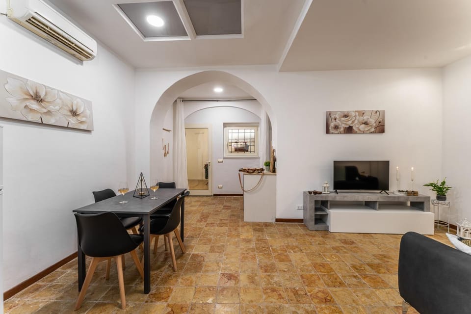 TV and multimedia, Kitchen or kitchenette, Living room, Dining area, air conditioner