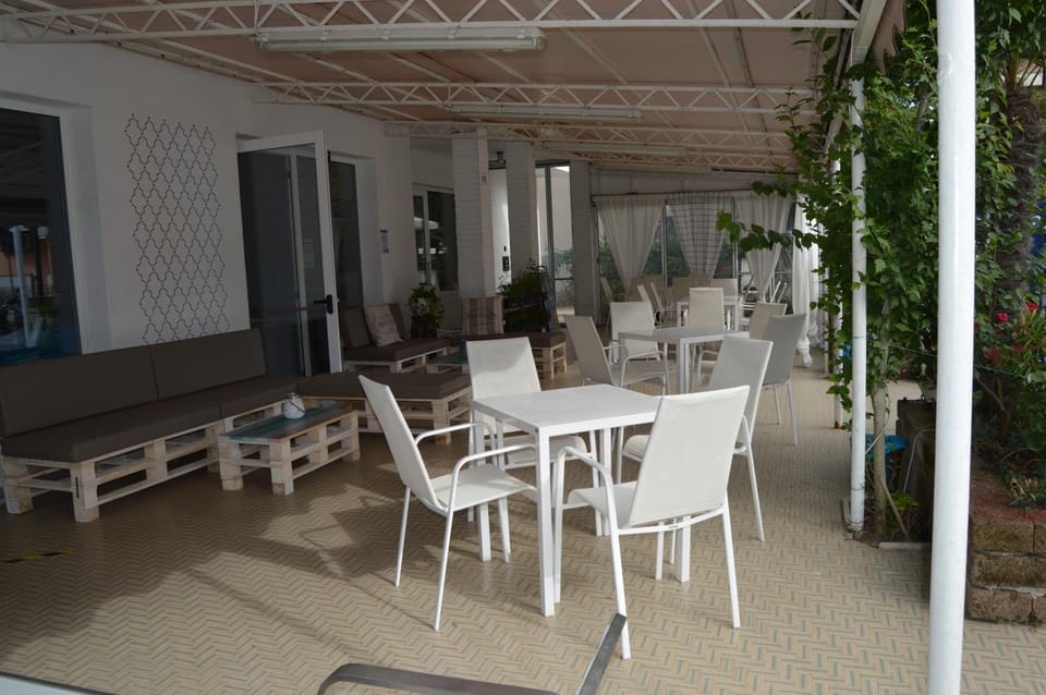 Restaurant/places to eat, Facade/entrance, Lounge or bar, Floor plan, Dining area