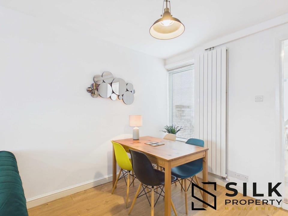 Modern 2 Bed Home Central Portsmouth & Southsea House in Portsmouth