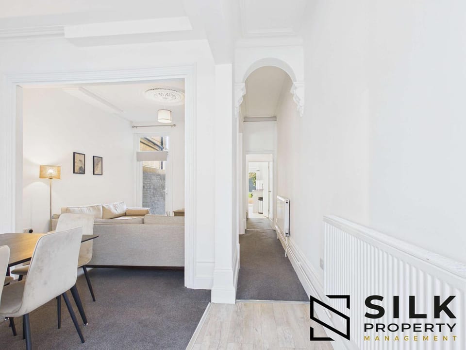 Spacious 4-Bed Portsmouth & M27 Access House in Portsmouth