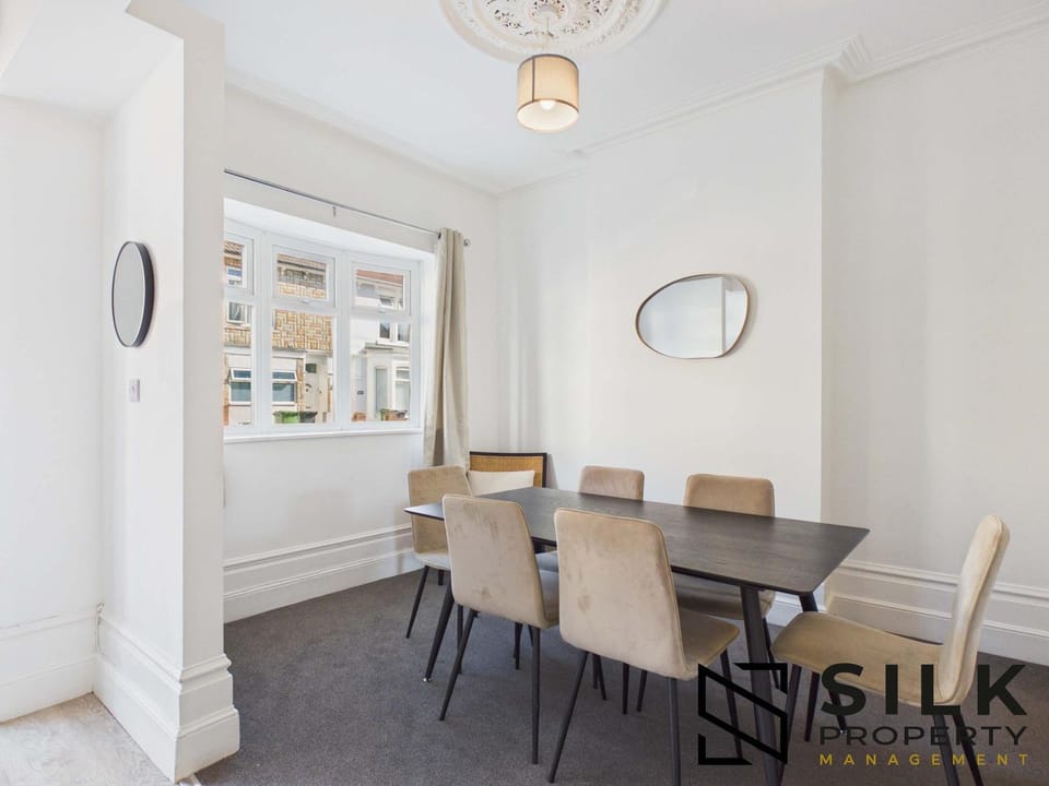 Spacious 4-Bed Portsmouth & M27 Access House in Portsmouth