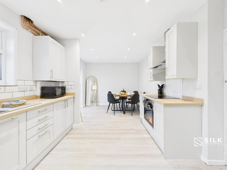 Modern 3-Bed Home Flexible 4th Room Sleeps 8 House in Gosport
