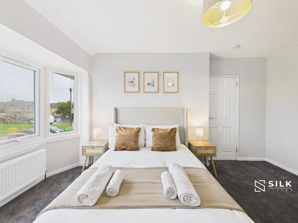 Modern 3-Bed Home Flexible 4th Room Sleeps 8 House in Gosport