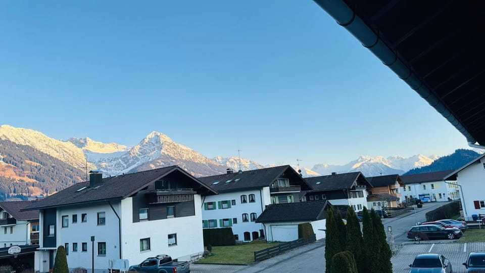 Property building, Day, Neighbourhood, Natural landscape, Mountain view, Parking