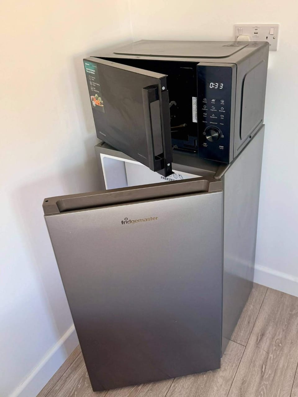 Kitchen or kitchenette, oven