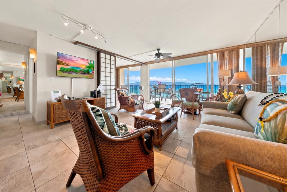 Luxury Oceanfront Maui Hololani B504 Condo with Pool Access - Downtown Resort Access House in Kahana