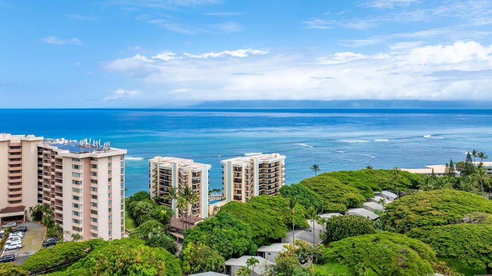 Luxury Oceanfront Maui Hololani B504 Condo with Pool Access - Downtown Resort Access House in Kahana