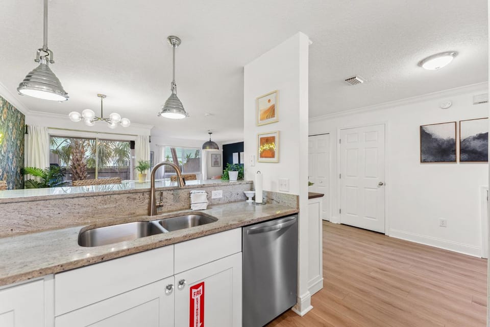 Kitchen or kitchenette, dishwasher