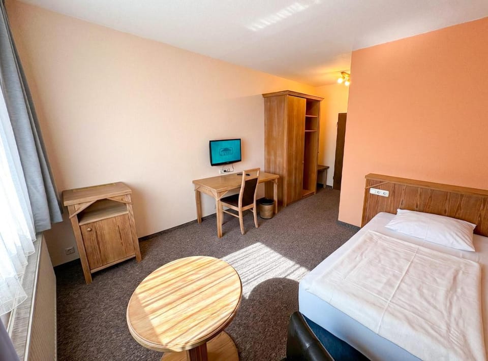 Bed, TV and multimedia, Living room, Photo of the whole room, Seating area, Bedroom, wardrobe
