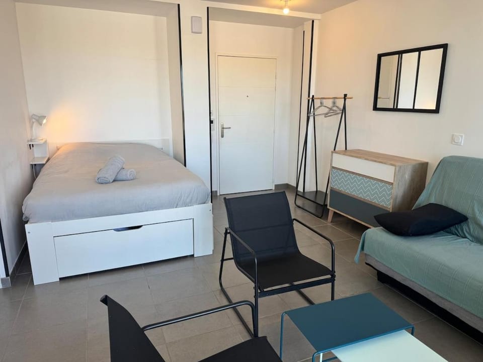 Bed, Living room, Photo of the whole room