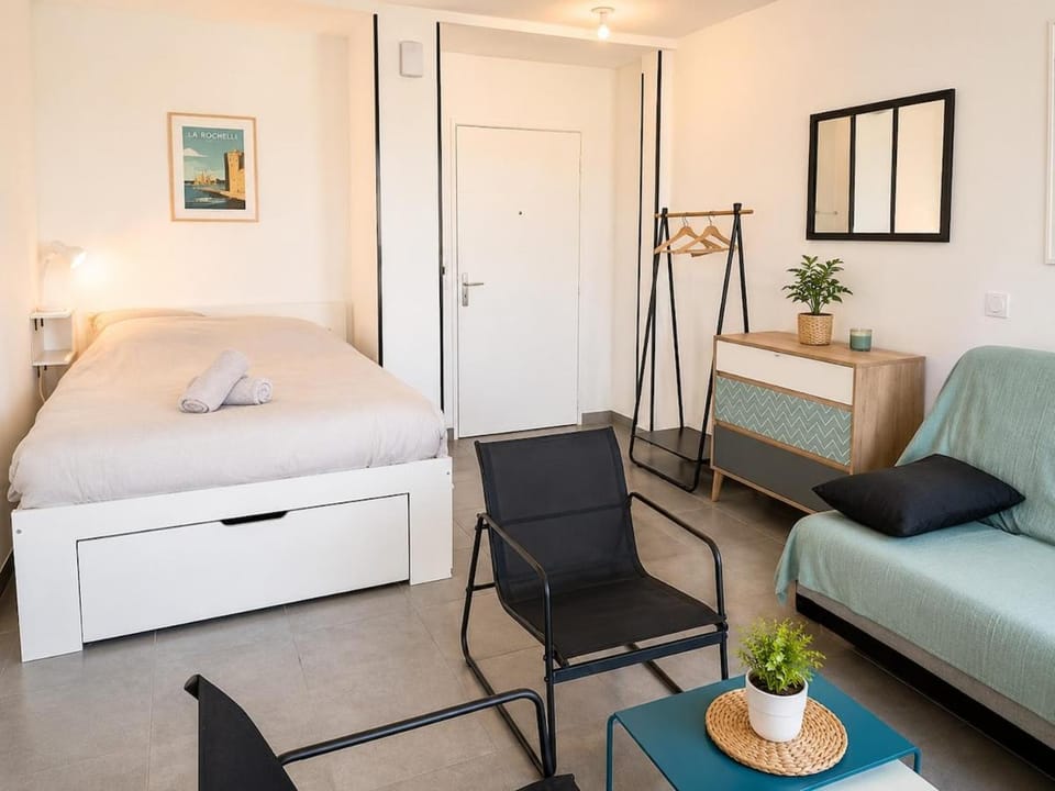Bed, Living room, Photo of the whole room, Seating area, Bedroom