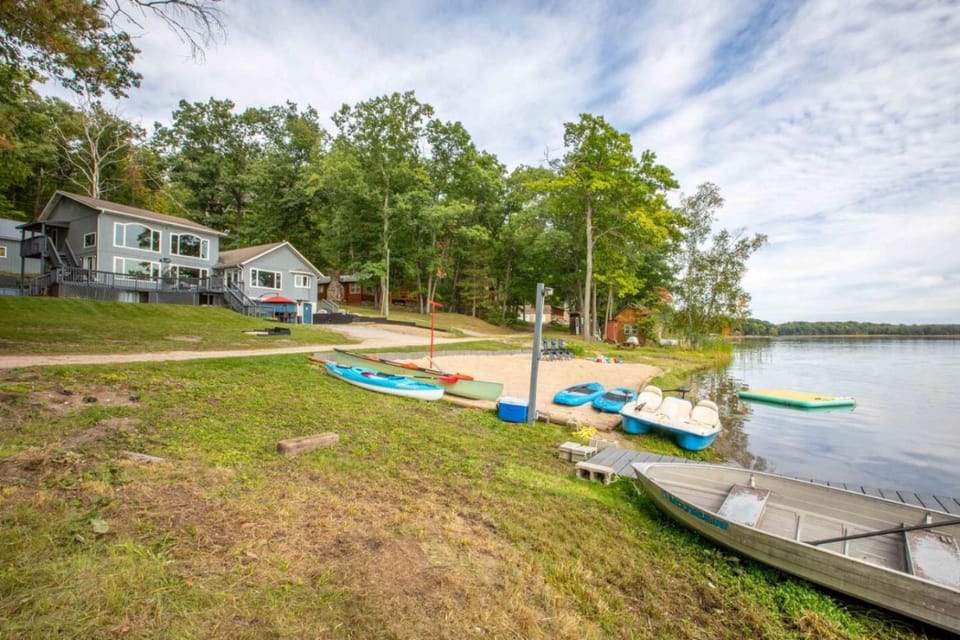 Lewiston 6 Bedroom Lakefront with Beach Retreat House in Albert