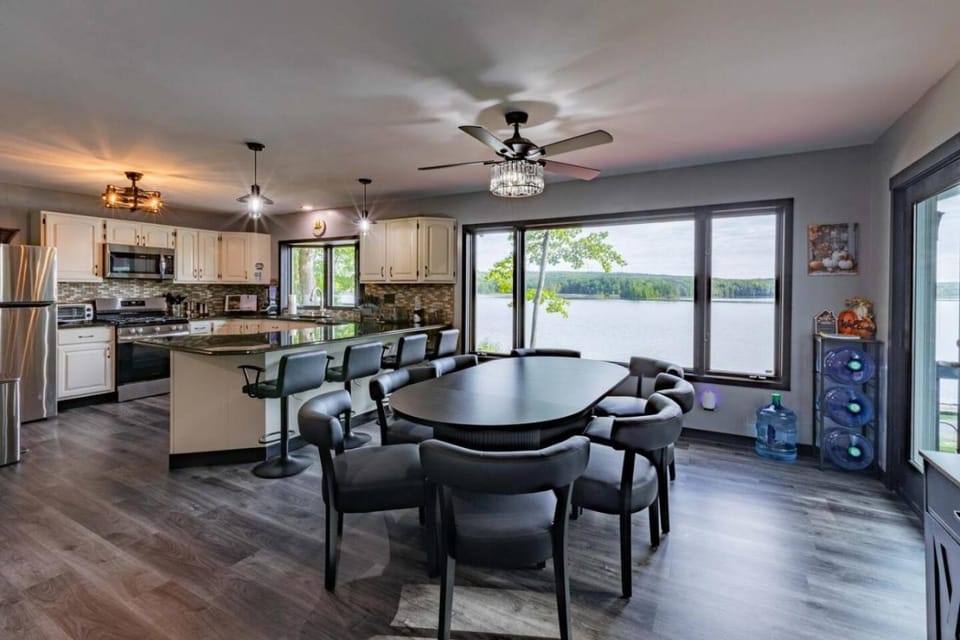 Lewiston 6 Bedroom Lakefront with Beach Retreat House in Albert