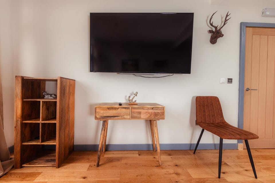 Luxurious 1BR House By FairyPools Waterfront Apartment in Scotland