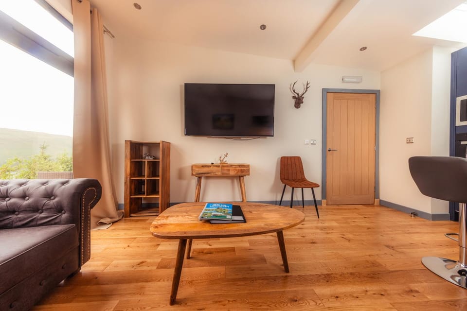 Luxurious 1BR House By FairyPools Waterfront Apartment in Scotland
