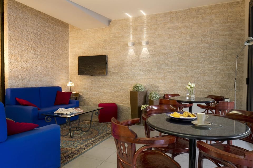 Communal lounge/ TV room, TV and multimedia, Living room, Lobby or reception, Seating area, Evening entertainment