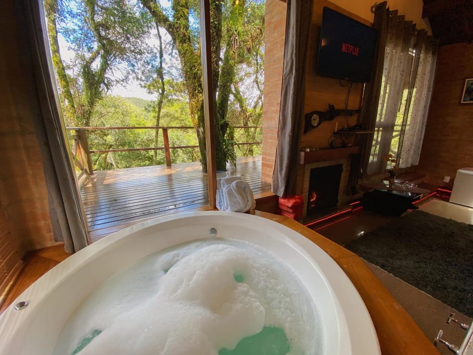 Communal lounge/ TV room, Hot Tub, Mountain view