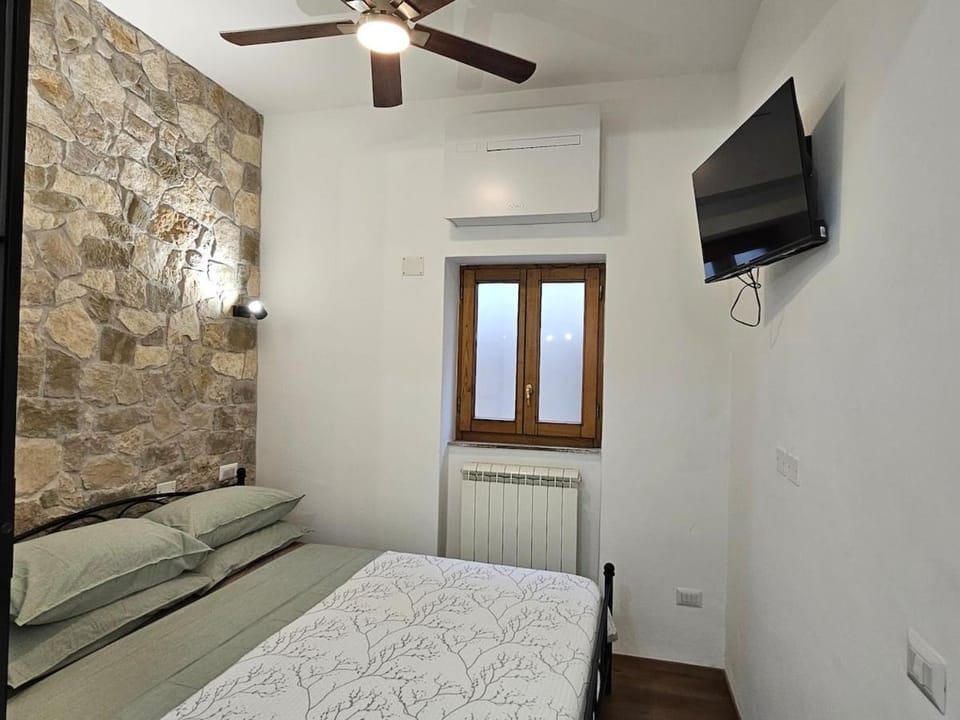 Bed, TV and multimedia, Photo of the whole room, Bedroom, air conditioner