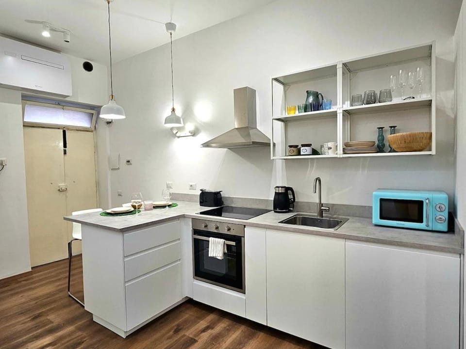 Coffee/tea facilities, Kitchen or kitchenette, oven, stove, toaster