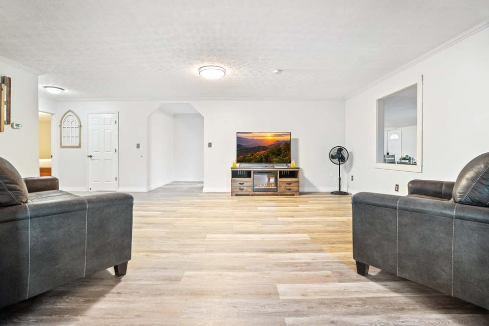 4BR Lakeview Retreat Ping Pong Table Fire Pit House in Norris Lake
