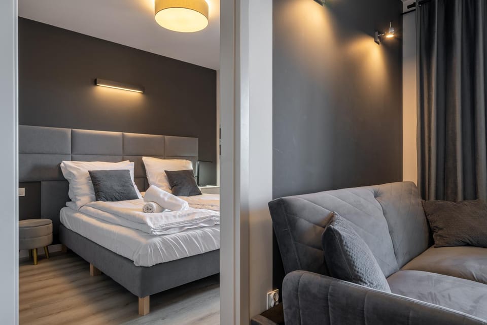 Bed, Living room, Photo of the whole room, Seating area, Bedroom, towels