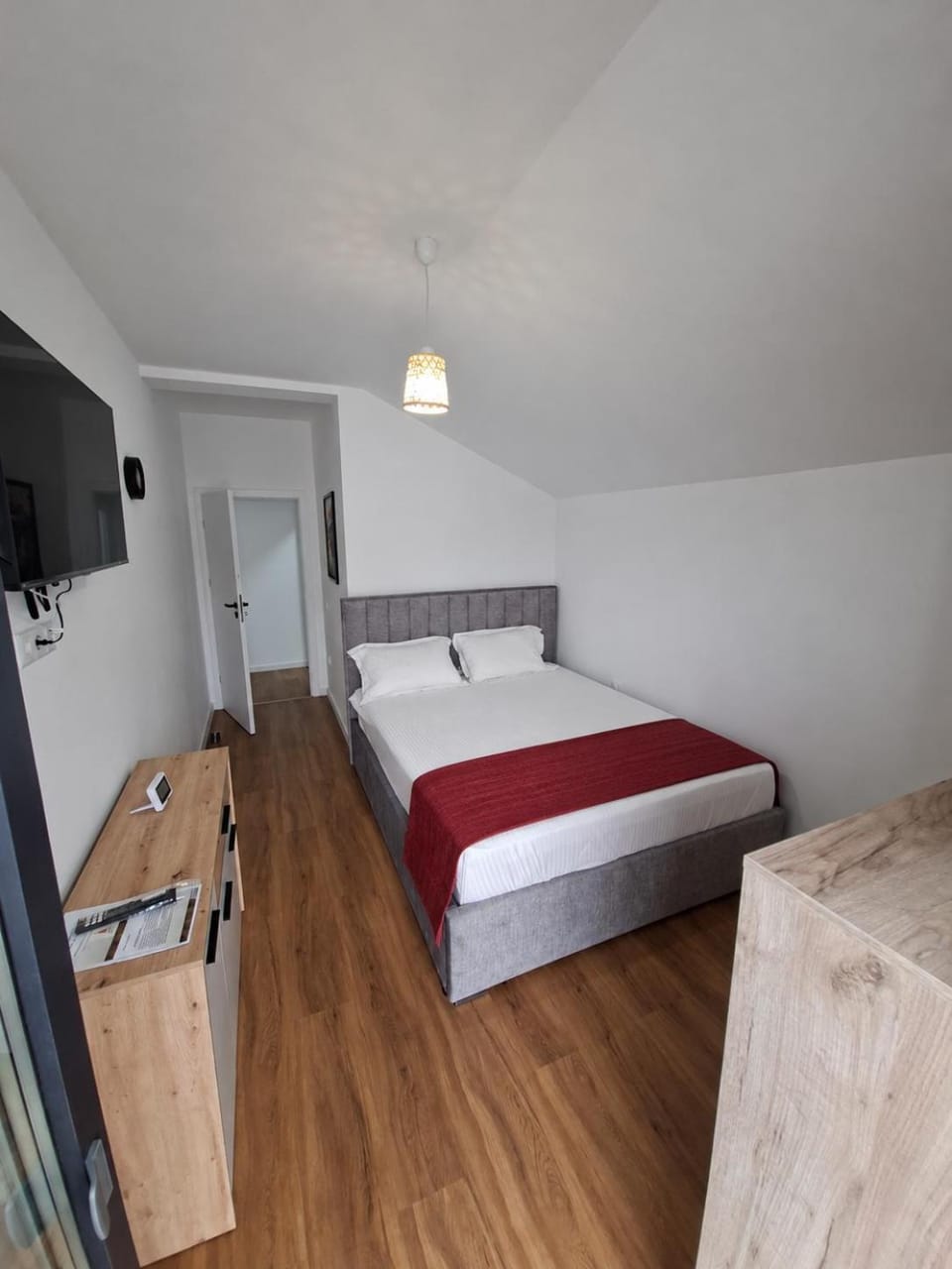 Bed, TV and multimedia, Photo of the whole room, Bedroom