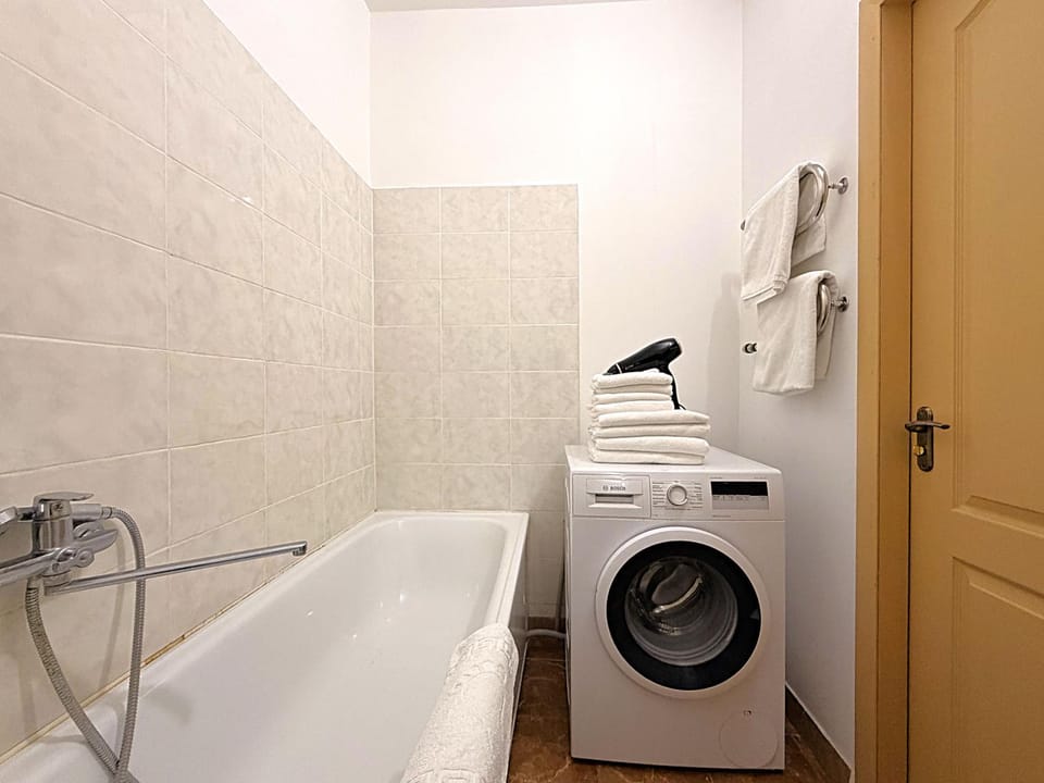 Bathroom, Bath, hair dryier, towels, towels, washing machine, dryer