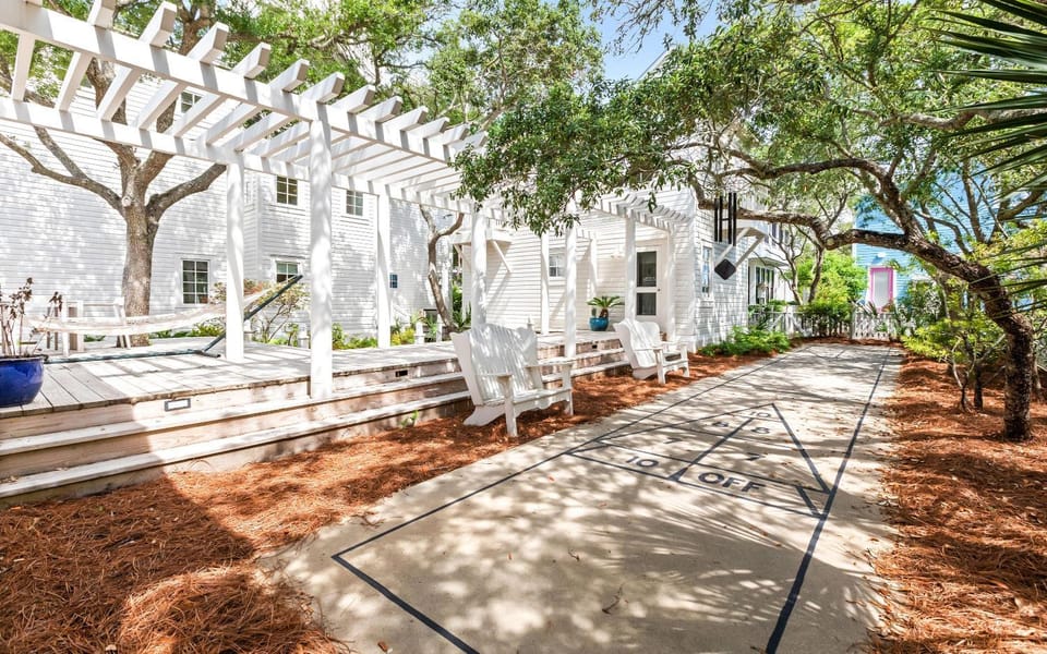 Have a Little Fun Everyday Main and Carriage House House in Seaside