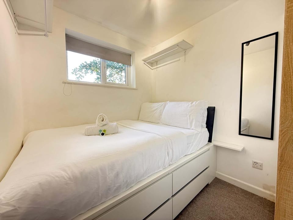 Bright 1BR flat with Parking Short&Long Stays Apartment in Horsham
