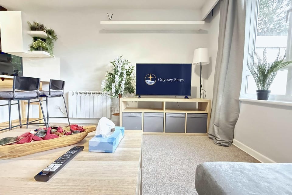 Bright 1BR flat with Parking Short&Long Stays Apartment in Horsham