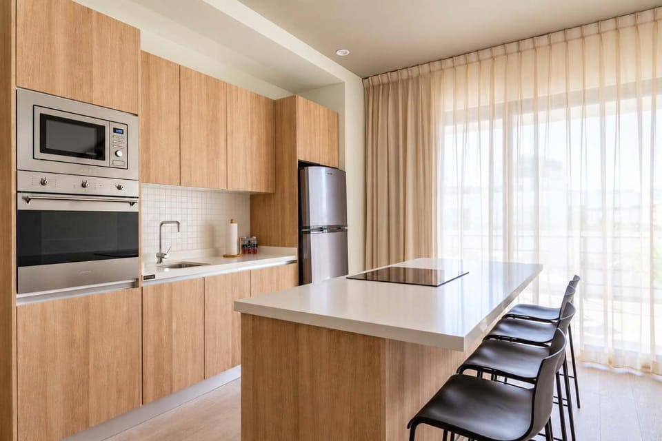 Kitchen or kitchenette, Dining area, oven, stove