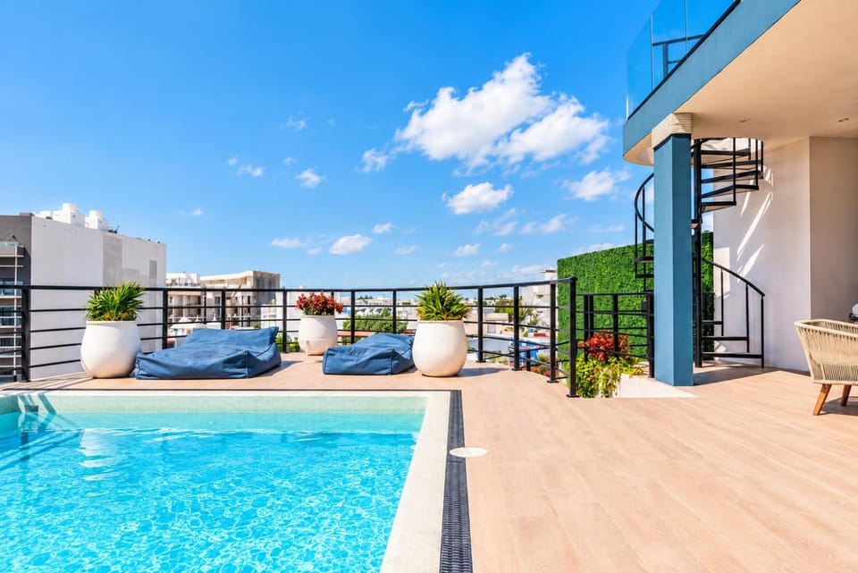 Property building, Day, View (from property/room), Balcony/Terrace, Pool view, Swimming pool, Swimming pool, sunbed