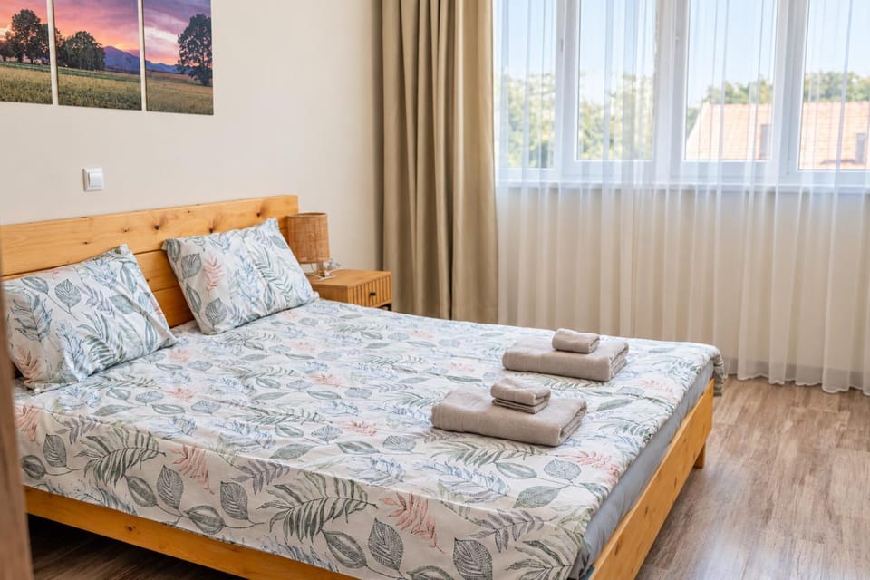 Bed, Photo of the whole room, towels